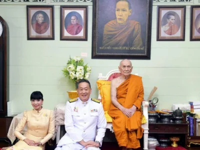 泰国总理赛塔携夫人拜见僧王，祈求新年好运！
