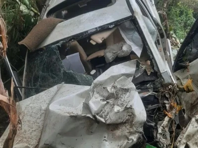 严重事故！一辆汽车在土匪山地区坠崖，夫妻死亡儿子幸存