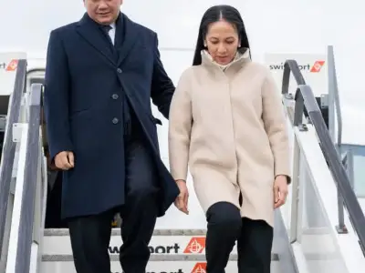 洪玛奈总理和夫人率高级代表团抵达瑞士