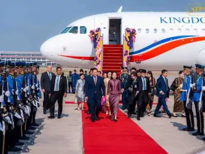 洪玛耐首相抵达泰国开启访问行程