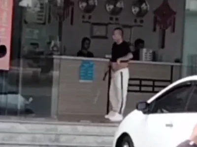 西港一中国男子要砍嘟嘟车司机？或事出有因？