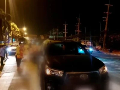 祸从天降！？泰国男子等红灯被外国男子骑车追尾！