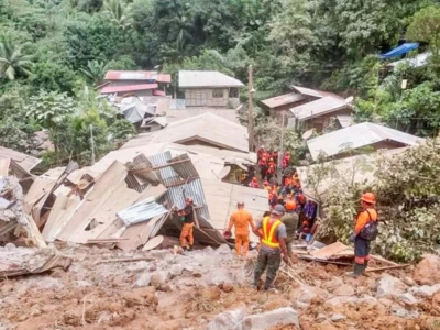 菲律宾金达沃省发生山体滑坡 已致5死31伤 2辆巴士被埋