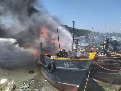 危险危险！缅甸丹老市一艘客运小船起火