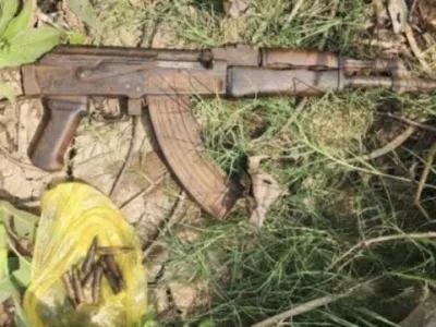 柬埔寨一乡村小路惊现AK47步枪！
