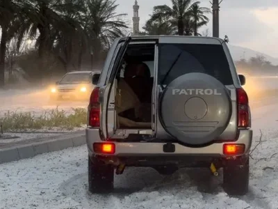 暴雨过后，阿联酋各地积水严重，冰雹导致车辆严重受损