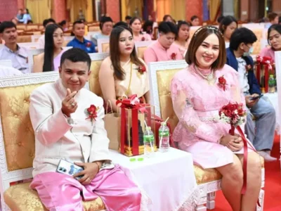 情人节见证爱！泰国曼谷近3000对情侣登记结婚