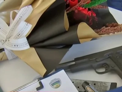 情人节花束藏手枪? 菲律宾男子涉非法贩卖枪支被捕