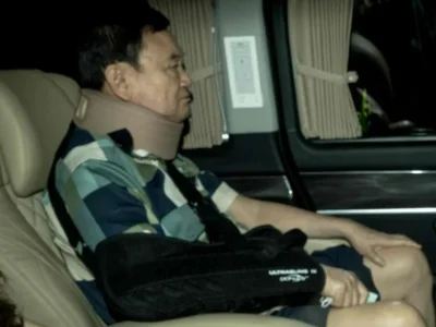 泰国前总理他信假释出狱，戴护颈圈乘车离开医院！