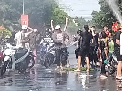越南南部“狂欢节”，成千上万人涌入隆安，场面很疯狂