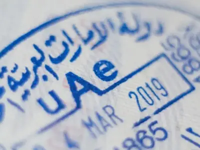 阿联酋允许访问签证持有者合法工作，是否可行？