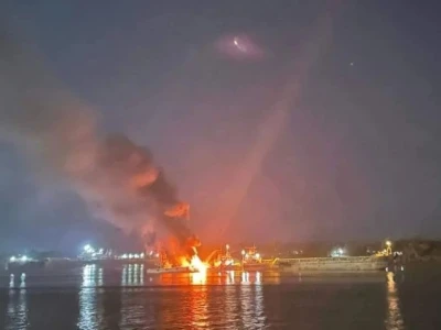 仰光河码头区域，运航空燃油的轮船被PDF炸毁起火