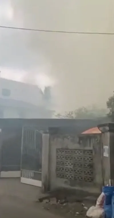 西港草地起火致村子烟雾弥漫，当局紧急疏散村民！