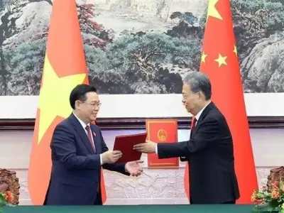 越南国会主席王廷惠与中国全国人大常委会委员长赵乐际举行会谈并签署合作协议