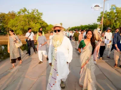 印度知名哲学家率领国际代表团参观吴哥窟
