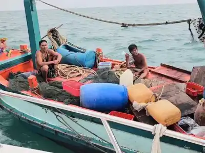 西港渔船沉没，富豪紧急营救2名渔民