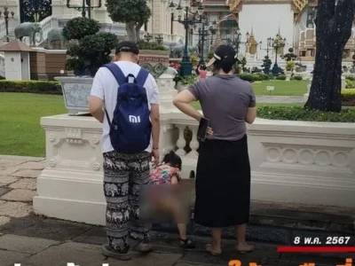 中国游客任由子女在泰国大皇宫随地小便引发热议！