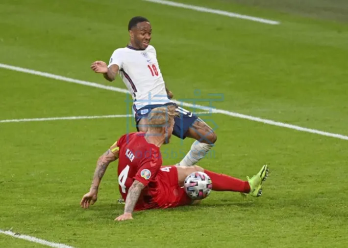 混乱中丹麦队长不小心把球铲入自家球门-768x546.jpg