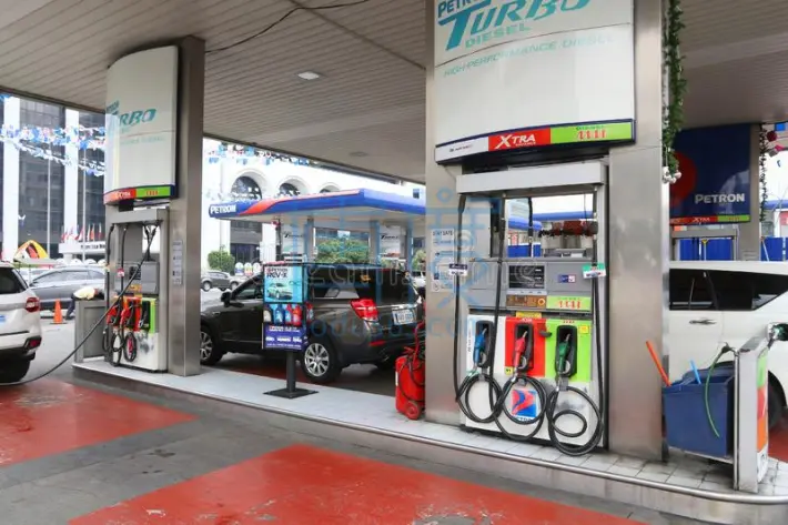 petron加油站-马尼拉，菲律宾-年-月-日：人们填装汽车在petron加油站在马尼拉，菲律宾-152635005.jpg