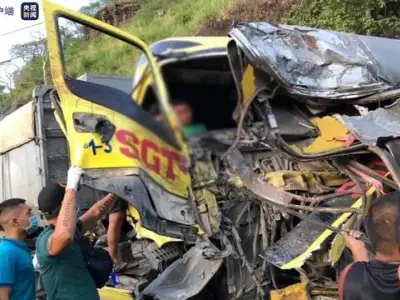 菲律宾一小型公交车与两辆卡车相撞 至少9人死亡
