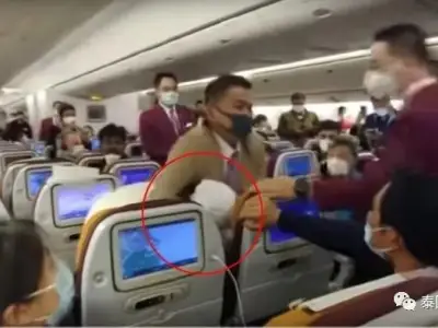 泰航飞机上的中国女乘客故意向空姐咳嗽，原因是不满等待消毒