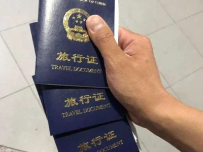 使用“旅行证”从柬埔寨回国，过海关被带走询查