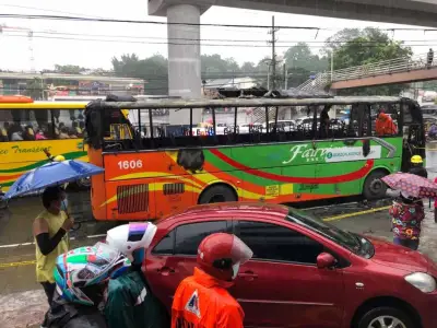 菲律宾人一言不合就投掷汽油纵火公共巴士，导致两人死亡四人负伤