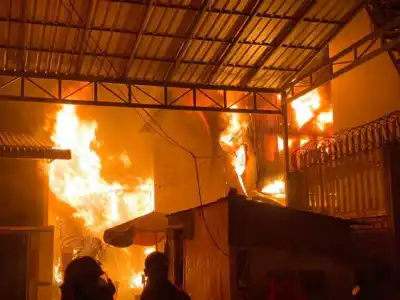 柬埔寨金边深夜发生大火，6栋民宅被烧毁