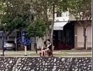 老挝邻国一对情侣因在公园亲吻被罚款！