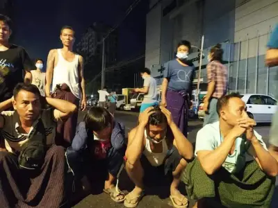 缅甸仰光民众夜间围堵可疑私家车，后备箱上发现枪支及军服