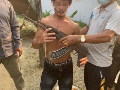 柬埔寨男子怀疑邻居施巫术，至其手脚痛，男子持生锈的AK-47威胁
