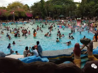 菲律宾母亲节当天300民众挤进度假村游泳庆祝！