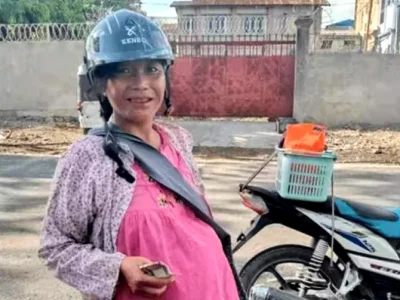 缅甸曼德勒一名孕妇即将临产，还在街上卖花维持全家生计