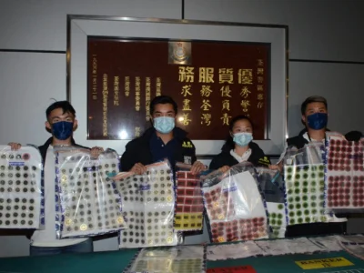 香港警方破荃湾非法赌场 拘16男15女
