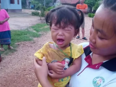 经济萎靡，老挝村民竟把亲生女儿丢弃路边