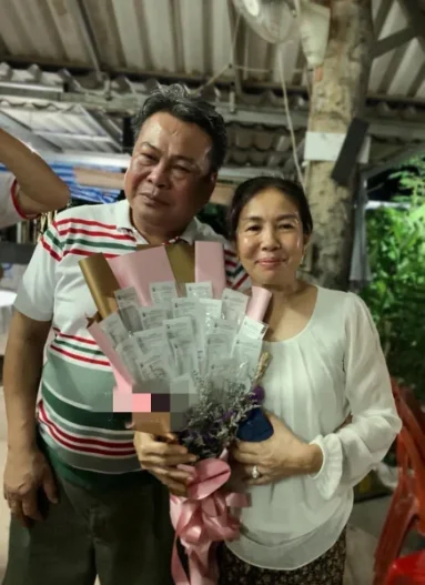 果然老挝人均彩民！夫妻俩送彩票花束秀恩爱，送你暴富才是最浪漫的事！