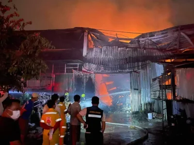 老挝万象市赛色塔县一工厂突发大火