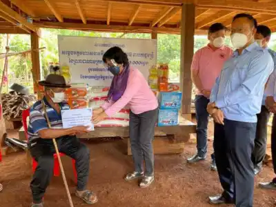 柬埔寨4名100多岁老人接种疫苗，每人获300万瑞尔奖励