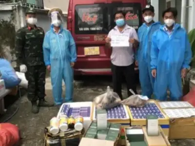 越南胡志明市查获大量走私香烟及药品、香水