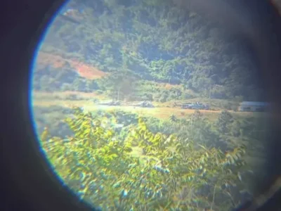 缅甸军方一参战直升机被地方武装击中冒出浓烟