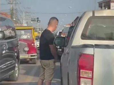 丢人！老挝华人在老挝红绿灯口当街撒尿，被拍视频发上网，还被警察抓了..