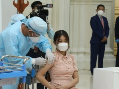 洪森：柬埔寨12岁至17岁青少年下月开打“第三针”疫苗