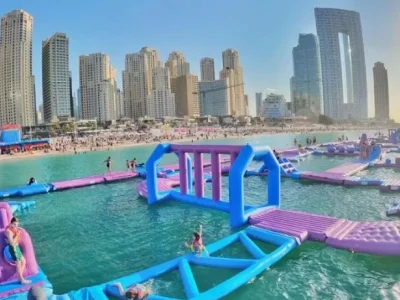 迪拜创世界最大充气水上乐园纪录
