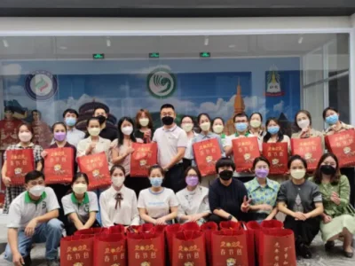 中国驻老挝使馆向中国同胞发放“春节包”