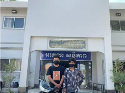 柬埔寨波贝两名男子抢劫后两个小时，被警方发现在KTV抱着美女唱歌