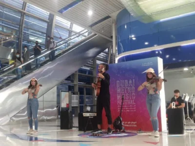 迪拜地铁音乐节：通勤者享受现场表演