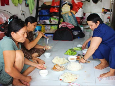 越南女子得重病后，卖了房子给病友们租房住，二十几名患者同吃住