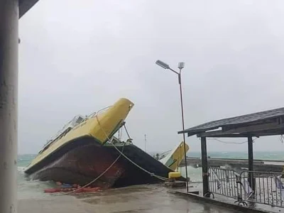 受台风影响 菲未狮耶地区两艘船只倾覆沉没