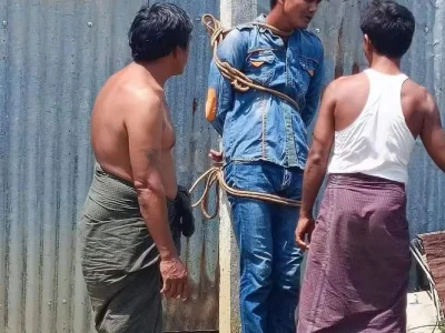 这家伙是偷车贼，名叫腾林昂！烈日下，缅甸一名男子被捆绑示众