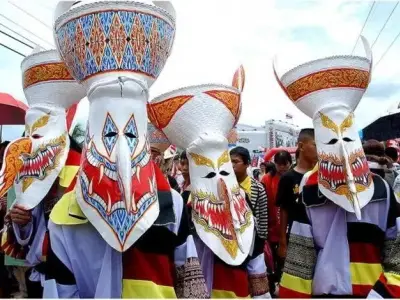 泰国“鬼面节”黎府举行 7万游客求“惊吓”